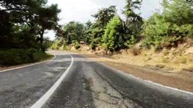 Siyah asfalt ve taze beyaz işaretlerle dağ yolunda sür. Arabayla seyahat, birinci şahıs manzaralı. POV ulaşım aracı ileri. Yüksek kalite 4k görüntü