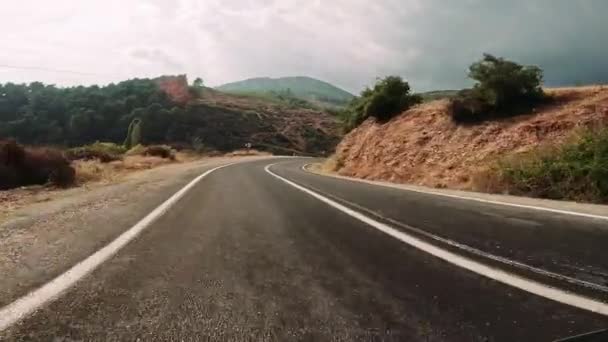 Siyah Asfalt Taze Beyaz Işaretlerle Dağ Yolunda Sür Arabayla Seyahat — Stok video