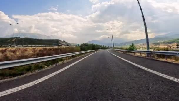 Fahren Sie Auf Der Bergstraße Mit Schwarzem Asphalt Und Frischen — Stockvideo