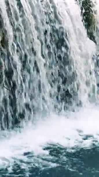 Hermosa Agua Que Cae Una Cascada Montañas Aladag Turquía Imágenes — Vídeos de Stock