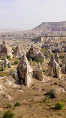 Kapadokya 'daki Goreme Milli Parkı' ndaki Aşk Vadisi 'nin havadan görüntüsü. Yüksek kalite 4k görüntü