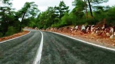 Türkiye 'nin sanseti üzerinde dağ yolları ve yılanlar boyunca arabayla yolculuk yaz seyahatleri, yol dönüşleri, mavi gökyüzü. - Evet. Yüksek kalite 4k görüntü