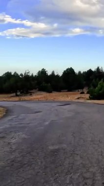 Türkiye 'nin dağ yolları ve yılanları boyunca arabayla yolculuk. Yaz seyahati, yol dönüşleri, günbatımı. Yüksek kaliteli görüntüler