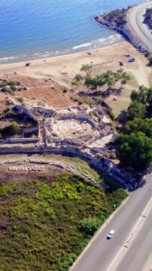 Antik Agora şehrinde amfitiyatro. Sebaste Antik Kenti. Dramatik gün batımı gökyüzü. Mersin, Türkiye Yüksek Kaliteli 4k görüntü