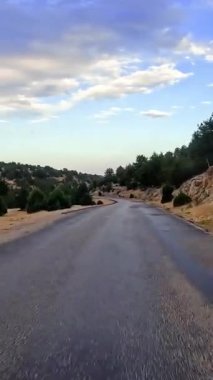 Türkiye 'nin dağ yolları ve yılanları boyunca arabayla yolculuk. Yaz seyahati, yol dönüşleri, günbatımı. Yüksek kaliteli görüntüler