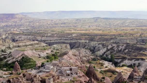 Veduta Del Castello Uchisar Roccia Fronte Cielo Blu Brillante Bandiera — Video Stock