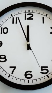 Beyaz Saat Surat 'ın beyaz duvar saatine yakın çekim, oklar 12: 00 ya da 00: 00 yönünde. Yüksek kalite 4k görüntü