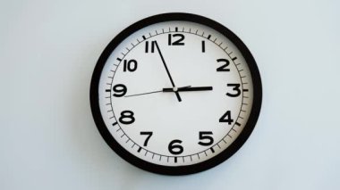 Beyaz Saat Surat 'ın beyaz duvar saatine yakın çekim, oklar 15: 00 ya da 03: 00 gösteriyor. Yüksek kalite 4k görüntü