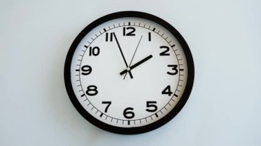 Beyaz Saat Surat 'ın beyaz duvar saatine yakın çekim, oklar 14: 00 ya da 02: 00 gösteriyor. Yüksek kalite 4k görüntü