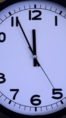 Beyaz Saat Surat 'ın beyaz duvar saatine yakın çekim, oklar 00: 00' ı gösteriyor. Geceleyin. Yüksek kalite 4k görüntü