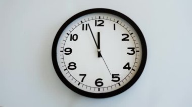 Beyaz Saat Surat 'ın beyaz duvar saatine yakın çekim, oklar 12: 00 ya da 00: 00 yönünde. Yüksek kalite 4k görüntü