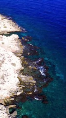 Drone yazın öğle vakti Akdeniz hindisinin sahil şeridinde uçuyor. Mersin. Yüksek kalite 4k görüntü