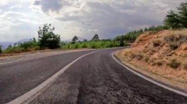 Türkiye 'nin sanseti üzerinde dağ yolları ve yılanlar boyunca arabayla yolculuk yaz seyahatleri, yol dönüşleri, mavi gökyüzü. - Evet. Yüksek kalite 4k görüntü