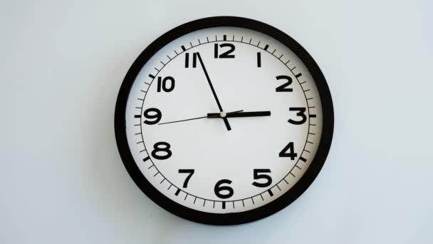 Gros Plan Horloge Blanche Face Sur Horloge Murale Blanche Les — Video