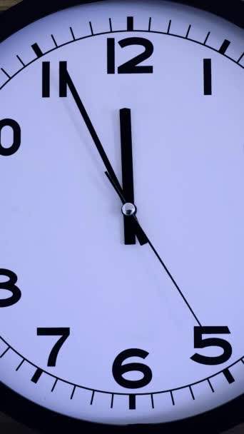 Gros Plan White Clock Face Sur Horloge Murale Blanche Les — Video