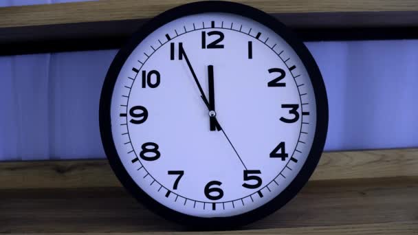 Closeup White Clock Face Relógio Parede Branco Setas Mostram Noite — Vídeo de Stock