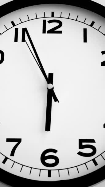 Primer Plano Del Reloj Blanco Cara Reloj Pared Blanco Flechas — Vídeo de stock