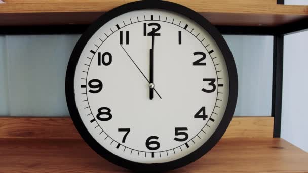 Closeup White Clock Face Relógio Parede Branco Setas Mostram Imagens — Vídeo de Stock