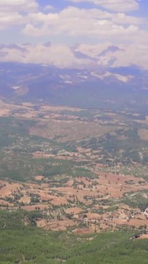 Dağların yükseklerindeki dağ manzarası havadan 4k. Aladag. Hindi. Yüksek kalite 4k görüntü