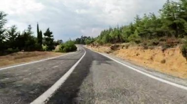 Türkiye 'nin sanseti üzerinde dağ yolları ve yılanlar boyunca arabayla yolculuk yaz seyahatleri, yol dönüşleri, mavi gökyüzü. - Evet. Yüksek kalite 4k görüntü