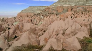 Kapadokya bölgesindeki Kırmızı Gül Vadisi manzarası. Arka planda gökyüzü olan kayalık dağların güzel manzarası. Ünlü turist eğlencesi. Yüksek kalite 4k görüntü