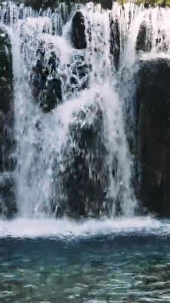 池のカスケードにある小さな滝 高品質の映像 — ストック動画
