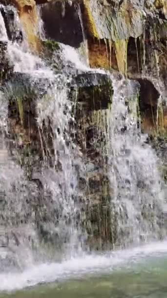 Mały Wodospad Kaskadzie Stawów Materiał Wysokiej Jakości — Wideo stockowe
