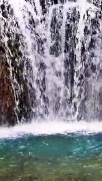 Een Kleine Waterval Een Waterval Van Vijvers Hoge Kwaliteit Beeldmateriaal — Stockvideo