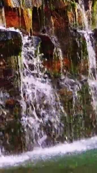 Ein Kleiner Wasserfall Auf Einer Kaskade Von Teichen Hochwertiges Filmmaterial — Stockvideo