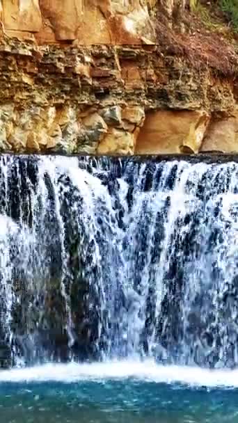 Ein Kleiner Wasserfall Auf Einer Kaskade Von Teichen Hochwertiges Filmmaterial — Stockvideo