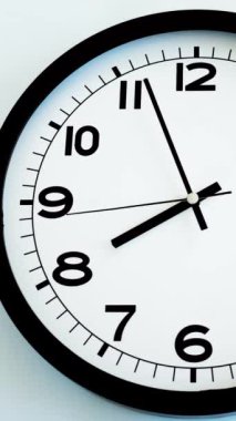 Beyaz Saat Surat 'ın beyaz duvar saatine yakın çekim, oklar 20: 00 ya da 08: 00 gösteriyor. Yüksek kalite 4k görüntü
