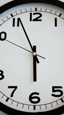 Beyaz Saat Surat 'ın beyaz duvar saatine yakın çekim, oklar 18: 00 ya da 06: 00' yı gösteriyor. Yüksek kalite 4k görüntü