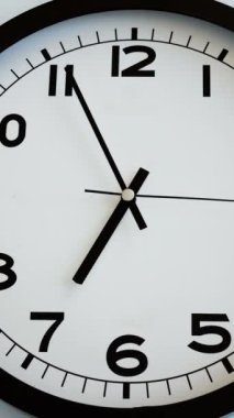 Beyaz Saat Surat 'ın beyaz duvar saatine yakın çekim, oklar 19: 00 ya da 07: 00 gösteriyor. Yüksek kalite 4k görüntü