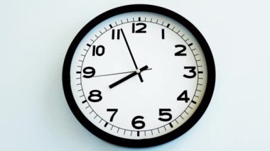 Beyaz Saat Surat 'ın beyaz duvar saatine yakın çekim, oklar 20: 00 ya da 08: 00 gösteriyor. Yüksek kalite 4k görüntü