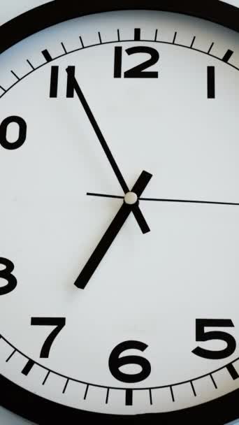 Primer Plano Del Reloj Blanco Cara Blanco Reloj Pared Flechas — Vídeos de Stock