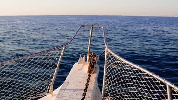 Widok Dziób Białego Jachtu Rybackiego Poruszającego Się Kierunku Horyzontu Otwartego — Wideo stockowe
