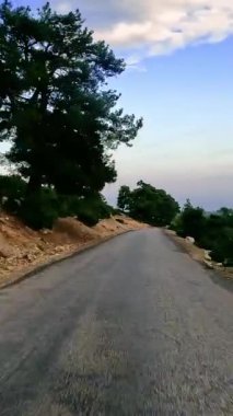 Türkiye 'nin dağ yolları ve yılanları boyunca arabayla yolculuk. Yaz seyahati, yol dönüşleri, günbatımı. Yüksek kaliteli görüntüler
