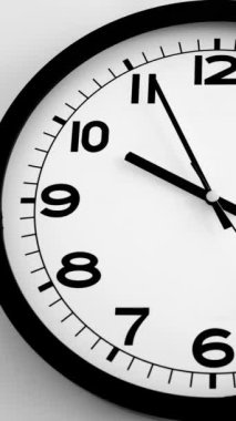 Beyaz Saat Surat 'ın beyaz duvar saatine yakın çekim, oklar 22: 00 ya da 10: 00' u gösteriyor. Yüksek kalite 4k görüntü
