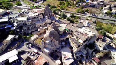 Kapadokya 'nın hava manzarası. Hindi. Goreme Ulusal Parkı. Ağır çekim. Yüksek kalite 4k görüntü