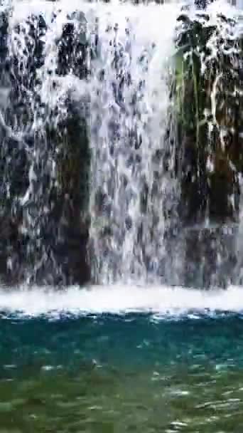 Una Pequeña Cascada Una Cascada Estanques Imágenes Alta Calidad — Vídeos de Stock