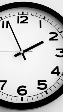 Beyaz Saat Surat 'ın beyaz duvar saatine yakın çekim, oklar 14: 00 ya da 02: 00 gösteriyor. Yüksek kalite 4k görüntü