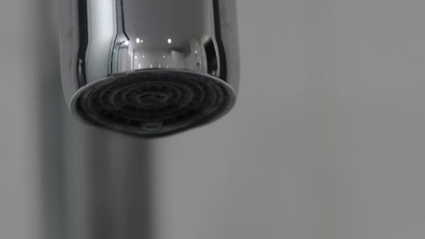 Extrémní Detailní Záběr Kovového Vodovodního Kohoutku Izolovaném Bílém Pozadí Kapky — Stock video