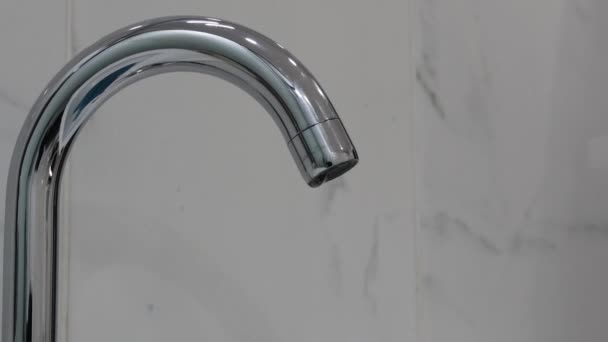 Close Νιπτήρα Νερού Σταγόνα Στο Μπάνιο Ανοξείδωτο Νερό Βρύσης Vale — Αρχείο Βίντεο