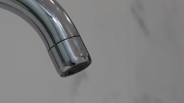 水从水龙头滴入水槽 特写镜头 宏观的水柱从管子冲洗台流出来 管道工程和家居翻新概念 高质量的4K镜头 — 图库视频影像