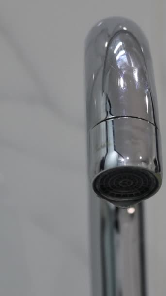 金属の蛇口ノズルドリッピング水滴はマクロショットを閉じます リアルタイム 浅いフィールドの深さ 高品質の4K映像 — ストック動画