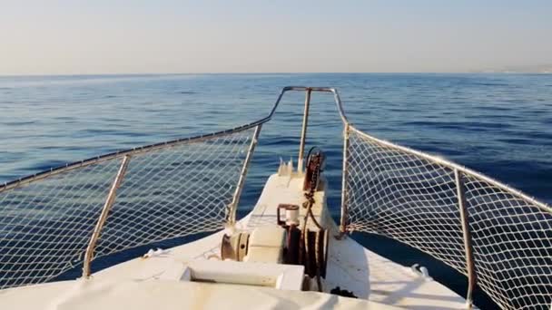 Vista Proa Iate Pesca Branco Que Move Direção Horizonte Mar — Vídeo de Stock