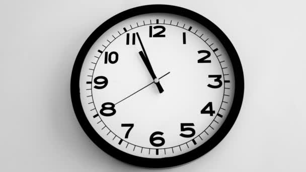 Κοντινό Πλάνο Του White Clock Face Λευκό Ρολόι Τοίχου Βέλη — Αρχείο Βίντεο