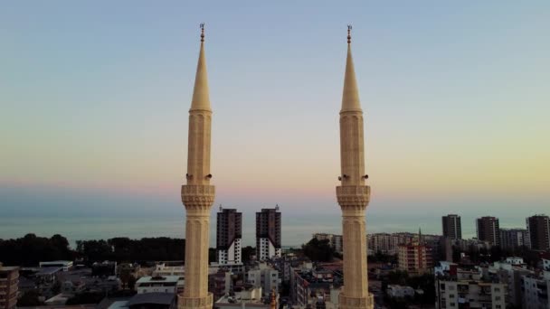 항공기는 유명한 마크의 모스크 미나레트 사이에 지중해 도시를 바다를 — 비디오