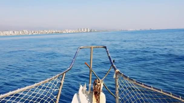 黎明时分 一艘白色的渔船驶向大海的地平线 俯瞰着它的船头 在晴朗的晴天进入开阔的海面 高质量的4K镜头 — 图库视频影像