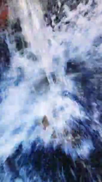 Górach Kwitnie Ekologiczny Klejnot Mały Krystalicznie Czysty Wodospad Spokojny Zakątek — Wideo stockowe
